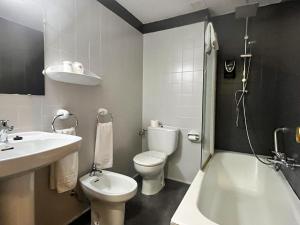 Koupelna v ubytování Hotel Venta Magullo + 37 fotografií