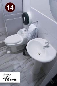 uma casa de banho branca com um WC e um lavatório em Hospedaje 4Hera em Satipo