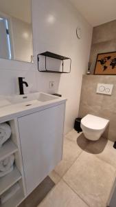 bagno con lavandino bianco e servizi igienici di LIEV Amsterdam Cozy boutique suite in The Pijp ad Amsterdam