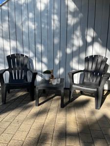 twee stoelen en een tafel op een balkon bij Studio J. in Egmond aan Zee +4 foto's
