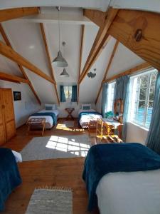 1 dormitorio con 2 camas en un ático en Hillside Cottage, en Clarens