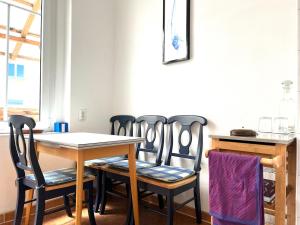 a dining room with a table and four chairs at Schlafmütze in Plauen +9 photos