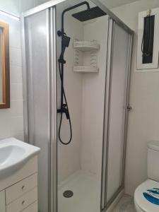 un baño con ducha con cabezal de ducha en Edificio El Sol, en Cullera