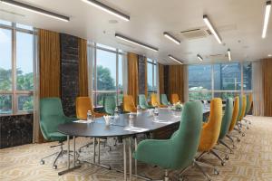 una sala de conferencias con mesa y sillas en Royal Tian Li Hotel en Yangón