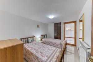1 dormitorio con 2 camas y ventana en Casa di Marika, en Marina di Leuca
