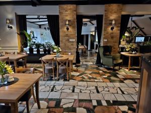 ワルシャワにあるWilla Pirsのテーブルと椅子が備わるレストラン