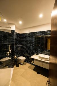 La salle de bains est pourvue de toilettes, d'une baignoire et d'un lavabo. dans l'établissement Cozy Beach Apartment W/ Sea View, Free Parking & AC, à Carvoeiro