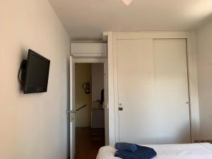 TV a/nebo společenská místnost v ubytování Habitación céntrica con Aire Acondicionado Baño privado Nevera