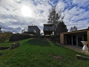 una casa con dos cubiertas al lado de un patio en Baumhaus und Tinyhaus, en Felchta