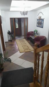 pasillo con escalera y sala de estar en Pensiunea Gil en Predeal