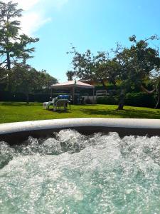 una bañera llena de agua en un patio en Casa de verano La Gaviota en Asturias en Villaviciosa