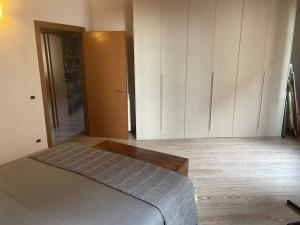 um quarto com uma cama e armários brancos em Casa in piazzetta em Rivergaro