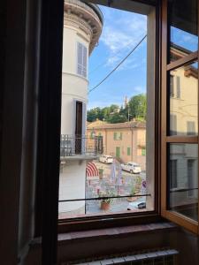 uma vista de um edifício a partir de uma janela em Casa in piazzetta em Rivergaro