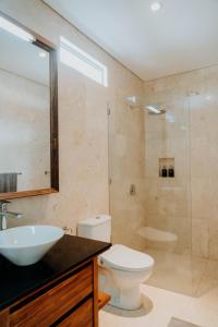 坎古的住宿－Sammy's Canggu，浴室配有卫生间、盥洗盆和淋浴。