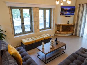 sala de estar con sofás y chimenea en ReCrete en Heraclión