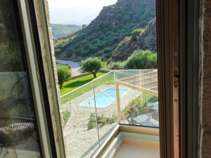 uma vista para uma piscina a partir de uma janela em ReCrete em Iráclio