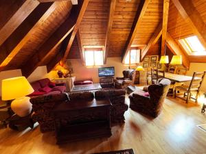 uma vista superior de uma sala de estar com tectos em madeira em B50 - Ático Coma De Alba - Villmor em Benasque