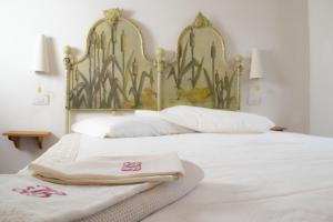 uma cama com duas toalhas em cima em Agriturismo Il Buonvicino em Cassine
