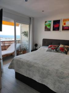 a bedroom with a bed with a view of the ocean at Apartamento con vistas in Blanes