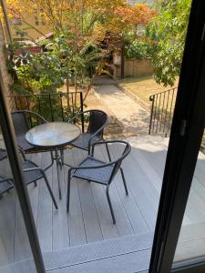 une table et des chaises assises sur une terrasse avec une table et des chaises dans l'établissement City centre luxury apartment, à Zagreb