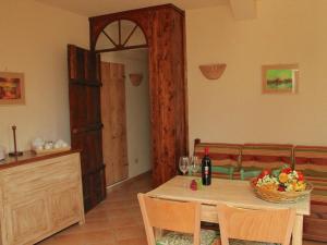 マルシャーノにあるFarmhouse in Marsciano with vineyards olive grovesのダイニングルーム(花の盛り合わせが入ったテーブル付)