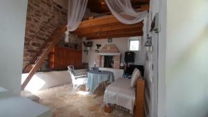 a living room with a table and a dining room at Water Planet Rooms in Gaios