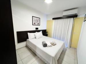 um quarto com uma cama com duas toalhas em Flat aconchegante próximo da USP e Nações Unidas em Bauru