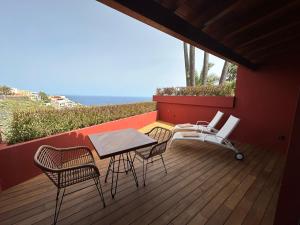 een balkon met een tafel en stoelen op een terras bij Finca Pico in Los Realejos