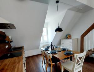 una mesa de comedor y sillas en una habitación en Hochwertige Ferienwohnung direkt am Wasser mit Balkon, en Greifswald