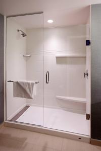 y baño con ducha y puerta de cristal. en Residence Inn Salt Lake City Murray, en Murray