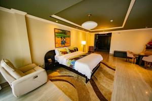 1 dormitorio con 1 cama y 1 silla en una habitación en BELAN HOTEL de NGOZI, en Ngozi
