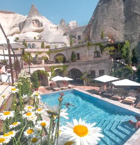 Bazén v ubytování Local Cave House Hotel nebo v jeho okolí