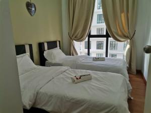 Duas camas com lençóis brancos num quarto com uma janela em Paradigm Mall Platino Apartment 2BR 2FREE By Natol em Johor Bahru