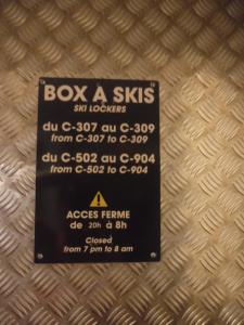 a sign that says box a skis on a wall at Superbe appartement aux Orres 1800, six couchages in Les Orres