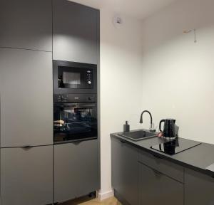 Dapur atau dapur kecil di Gold Sleep apartament we Wrocławiu z prywatnym jacuzzi i dużym łóżkiem