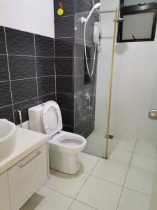 uma casa de banho com um chuveiro, um WC e um lavatório. em Paradigm Mall Platino Apartment 2BR 2FREE By Natol em Johor Bahru