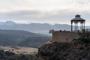 Un groupe de personnes debout au bord d'une falaise dans l'établissement Parador de Ronda, à Ronda