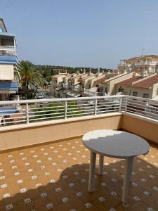 una mesa en un balcón con vistas a la ciudad en Casa KIKO, LA CASA ESTA EN LA ANTILLA 200METROS PLAYA, en La Antilla