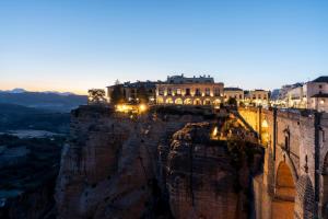 un edificio en el borde de una montaña en Parador de Ronda, en Ronda