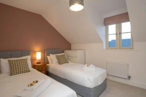Ένα ή περισσότερα κρεβάτια σε δωμάτιο στο Comfortable townhouse in Tetbury, parking & garden