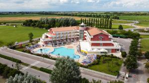 uma vista aérea de um resort com uma piscina em Hotel Olympus em Caorle