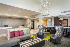 sala de estar con sofá y algunas sillas en Residence Inn by Marriott Austin Lake Austin/River Place en Four Points