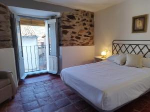 a bedroom with a bed and a large window at Casimiro Alojamiento Rural in Guadalupe