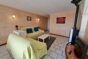 1 dormitorio con 2 camas y TV. en Tamaris en Saint-Pierre-de-Buzet