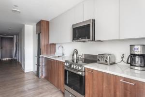 A kitchen or kitchenette at Central Sq Studio w Gym Doorman WD Roof BOS-313