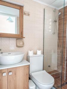 A bathroom at The Mathraki Studios