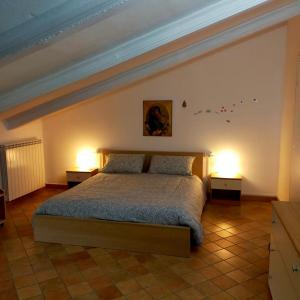 A bed or beds in a room at Mansarda Viti - View on the pediment -
