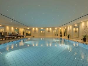 ein großer Pool in einem Hotel in der Unterkunft Maritim Hotel Königswinter in Königswinter