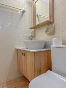 A bathroom at The Mathraki Studios