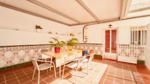 comedor con mesa y sillas en Apartamento Jose Enrique, en Granada